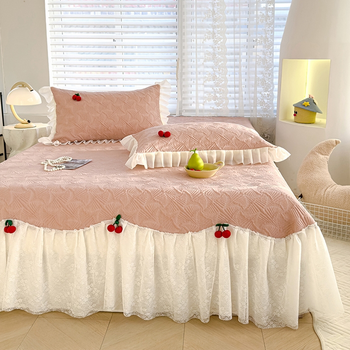 91家纺网 家纺一手货源 找家纺 羚羊语家纺 羚羊语 2025新款韩系手作PE中分子凉泡泡冰丝凉席蕾丝花边樱桃乙纶冰豆豆席床裙款夏季凉感软席三件套 凉泡泡-樱桃粉（配洗护袋）