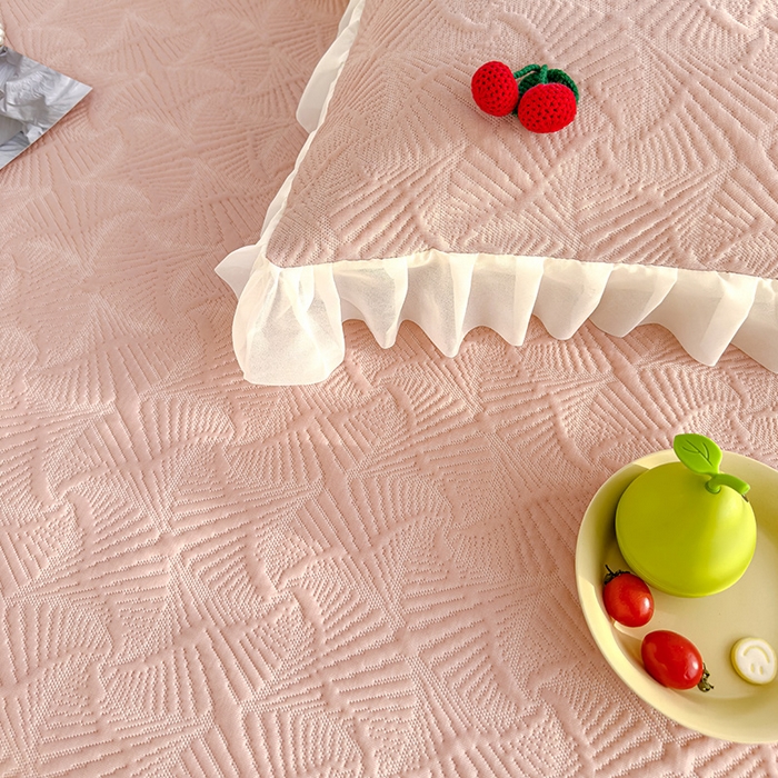 91家纺网 家纺一手货源 找家纺 羚羊语家纺 羚羊语 2025新款韩系手作PE中分子凉泡泡冰丝凉席蕾丝花边樱桃乙纶冰豆豆席床裙款夏季凉感软席三件套 凉泡泡-樱桃粉（配洗护袋）