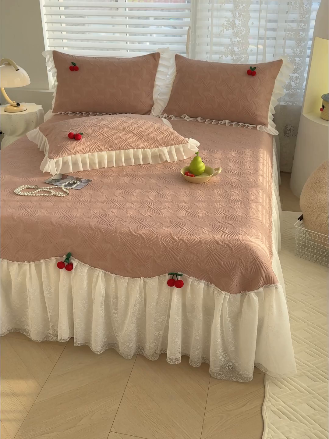 91家纺网 家纺一手货源 找家纺 羚羊语家纺 羚羊语 2025新款韩系手作PE中分子凉泡泡冰丝凉席蕾丝花边樱桃乙纶冰豆豆席床裙款夏季凉感软席三件套 凉泡泡-樱桃粉（配洗护袋）