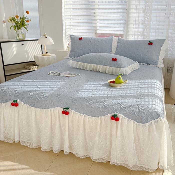 91家纺网 家纺一手货源 找家纺 羚羊语家纺 羚羊语 2025新款韩系手作PE中分子凉泡泡冰丝凉席蕾丝花边樱桃乙纶冰豆豆席床裙款夏季凉感软席三件套 凉泡泡-樱桃蓝（配洗护袋）