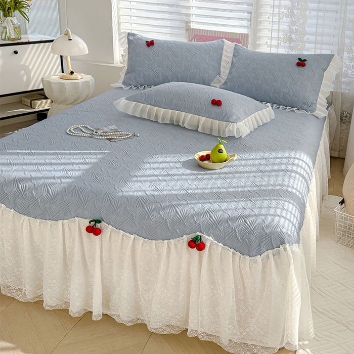 91家纺网 家纺一手货源 找家纺 羚羊语家纺 羚羊语 2025新款韩系手作PE中分子凉泡泡冰丝凉席蕾丝花边樱桃乙纶冰豆豆席床裙款夏季凉感软席三件套 凉泡泡-樱桃蓝（配洗护袋）