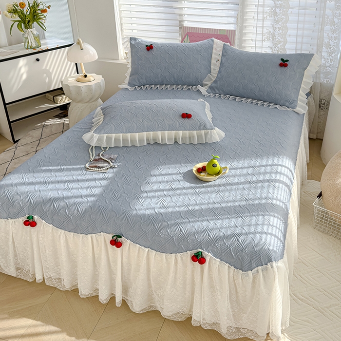 91家纺网 家纺一手货源 找家纺 羚羊语家纺 羚羊语 2025新款韩系手作PE中分子凉泡泡冰丝凉席蕾丝花边樱桃乙纶冰豆豆席床裙款夏季凉感软席三件套 凉泡泡-樱桃蓝（配洗护袋）