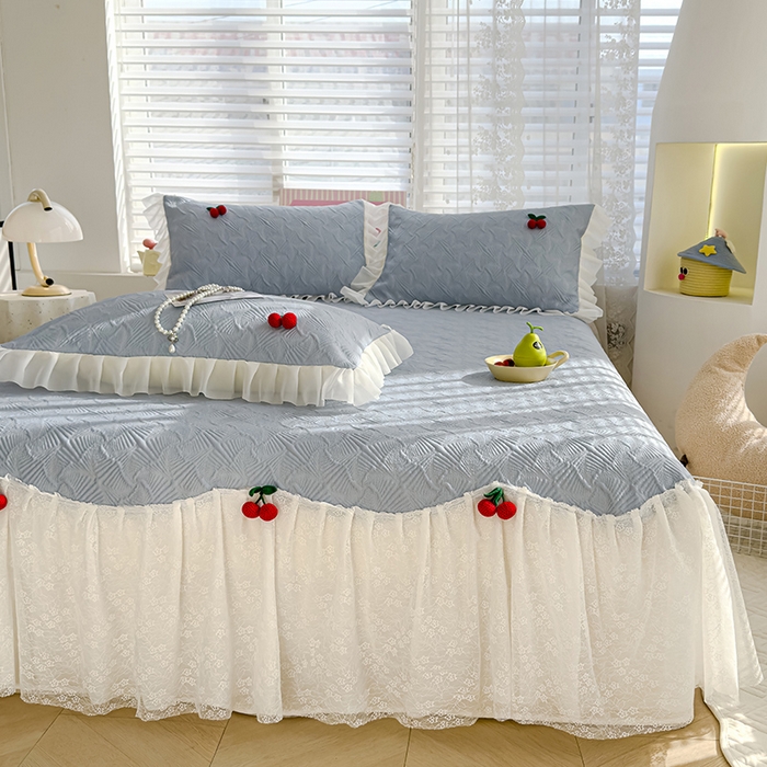 91家纺网 家纺一手货源 找家纺 羚羊语家纺 羚羊语 2025新款韩系手作PE中分子凉泡泡冰丝凉席蕾丝花边樱桃乙纶冰豆豆席床裙款夏季凉感软席三件套 凉泡泡-樱桃蓝（配洗护袋）