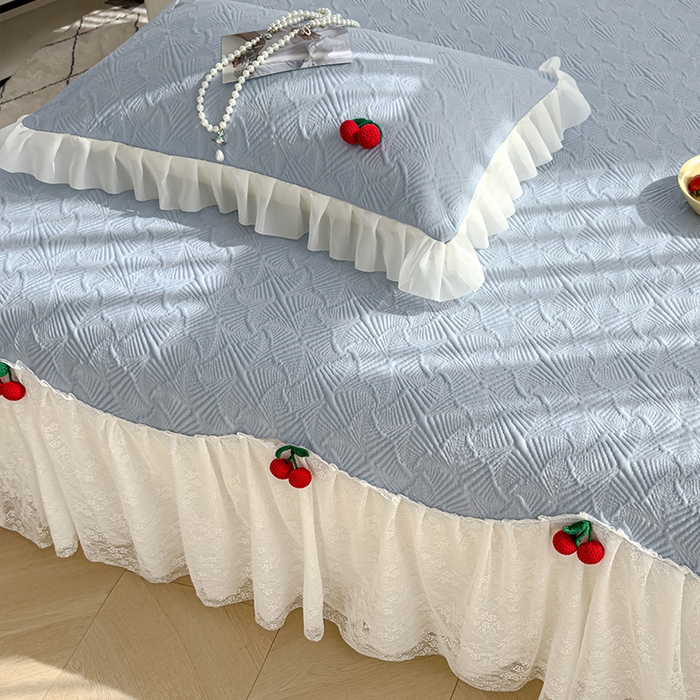 91家纺网 家纺一手货源 找家纺 羚羊语家纺 羚羊语 2025新款韩系手作PE中分子凉泡泡冰丝凉席蕾丝花边樱桃乙纶冰豆豆席床裙款夏季凉感软席三件套 凉泡泡-樱桃蓝（配洗护袋）