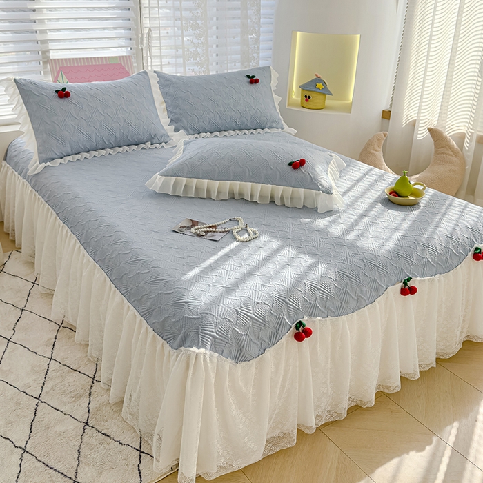 91家纺网 家纺一手货源 找家纺 羚羊语家纺 羚羊语 2025新款韩系手作PE中分子凉泡泡冰丝凉席蕾丝花边樱桃乙纶冰豆豆席床裙款夏季凉感软席三件套 凉泡泡-樱桃蓝（配洗护袋）