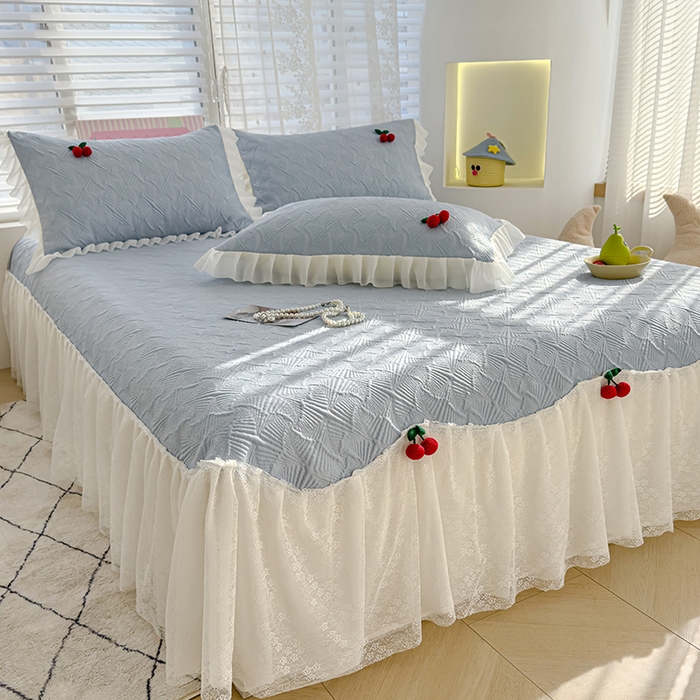 91家纺网 家纺一手货源 找家纺 羚羊语家纺 羚羊语 2025新款韩系手作PE中分子凉泡泡冰丝凉席蕾丝花边樱桃乙纶冰豆豆席床裙款夏季凉感软席三件套 凉泡泡-樱桃蓝（配洗护袋）