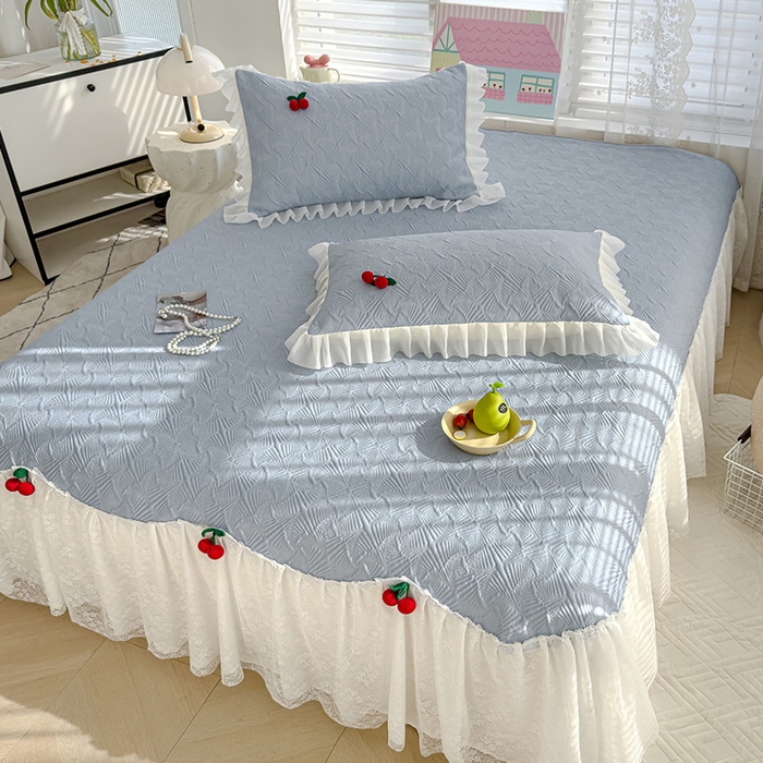 91家纺网 家纺一手货源 找家纺 羚羊语家纺 羚羊语 2025新款韩系手作PE中分子凉泡泡冰丝凉席蕾丝花边樱桃乙纶冰豆豆席床裙款夏季凉感软席三件套 凉泡泡-樱桃蓝（配洗护袋）