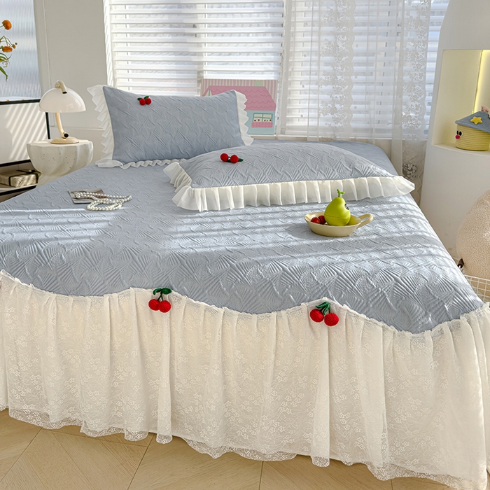 91家纺网 家纺一手货源 找家纺 羚羊语家纺 羚羊语 2025新款韩系手作PE中分子凉泡泡冰丝凉席蕾丝花边樱桃乙纶冰豆豆席床裙款夏季凉感软席三件套 凉泡泡-樱桃蓝（配洗护袋）