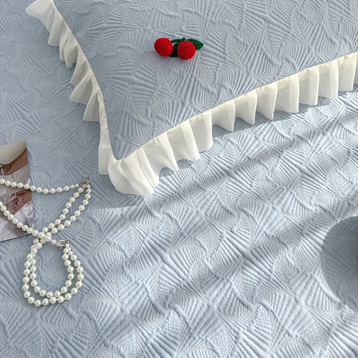 91家纺网 家纺一手货源 找家纺 羚羊语家纺 羚羊语 2025新款韩系手作PE中分子凉泡泡冰丝凉席蕾丝花边樱桃乙纶冰豆豆席床裙款夏季凉感软席三件套 凉泡泡-樱桃蓝（配洗护袋）