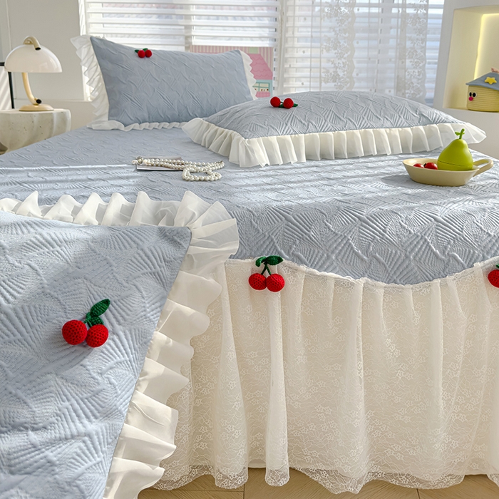 91家纺网 家纺一手货源 找家纺 羚羊语家纺 羚羊语 2025新款韩系手作PE中分子凉泡泡冰丝凉席蕾丝花边樱桃乙纶冰豆豆席床裙款夏季凉感软席三件套 凉泡泡-樱桃蓝（配洗护袋）