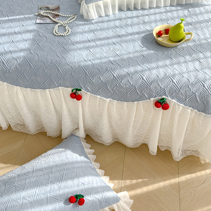 91家纺网 家纺一手货源 找家纺 羚羊语家纺 羚羊语 2025新款韩系手作PE中分子凉泡泡冰丝凉席蕾丝花边樱桃乙纶冰豆豆席床裙款夏季凉感软席三件套 凉泡泡-樱桃蓝（配洗护袋）