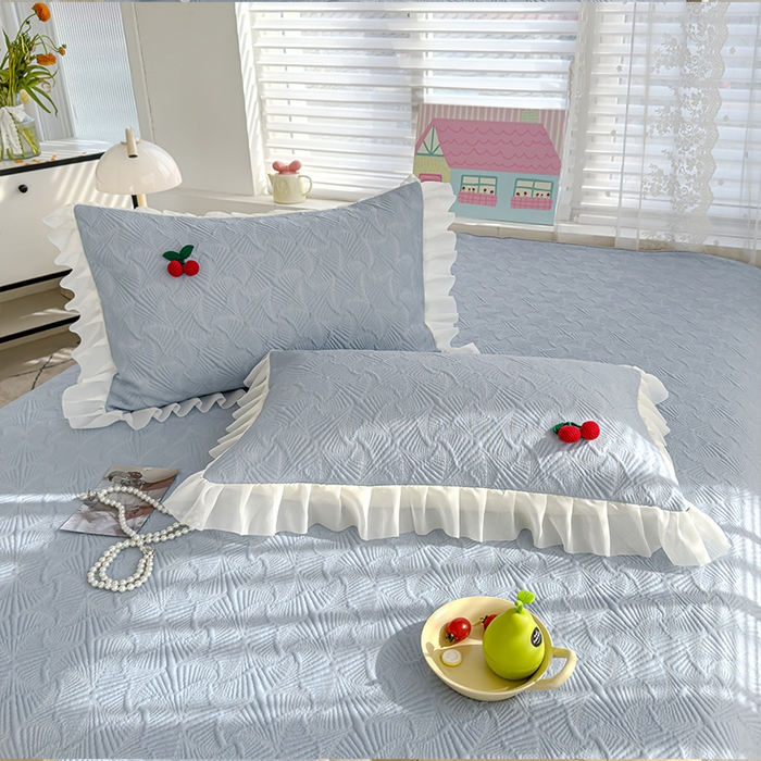 91家纺网 家纺一手货源 找家纺 羚羊语家纺 羚羊语 2025新款韩系手作PE中分子凉泡泡冰丝凉席蕾丝花边樱桃乙纶冰豆豆席床裙款夏季凉感软席三件套 凉泡泡-樱桃蓝（配洗护袋）