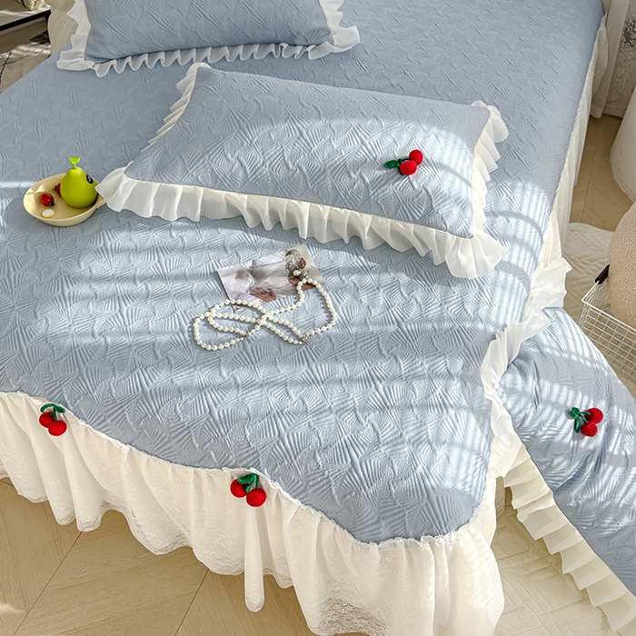 91家纺网 家纺一手货源 找家纺 羚羊语家纺 羚羊语 2025新款韩系手作PE中分子凉泡泡冰丝凉席蕾丝花边樱桃乙纶冰豆豆席床裙款夏季凉感软席三件套 凉泡泡-樱桃蓝（配洗护袋）