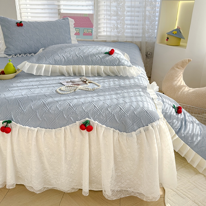 91家纺网 家纺一手货源 找家纺 羚羊语家纺 羚羊语 2025新款韩系手作PE中分子凉泡泡冰丝凉席蕾丝花边樱桃乙纶冰豆豆席床裙款夏季凉感软席三件套 凉泡泡-樱桃蓝（配洗护袋）