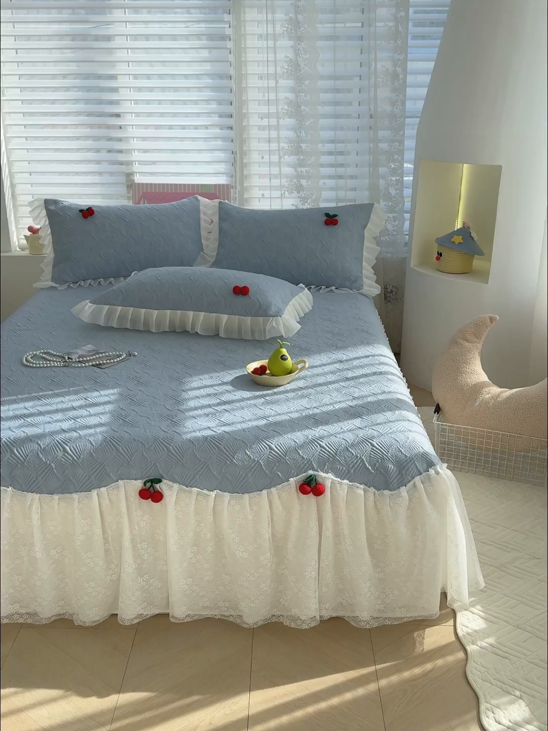 91家纺网 家纺一手货源 找家纺 羚羊语家纺 羚羊语 2025新款韩系手作PE中分子凉泡泡冰丝凉席蕾丝花边樱桃乙纶冰豆豆席床裙款夏季凉感软席三件套 凉泡泡-樱桃蓝（配洗护袋）