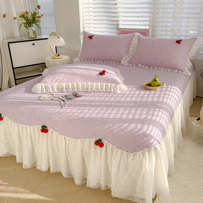 91家纺网 家纺一手货源 找家纺 羚羊语家纺 羚羊语 2025新款韩系手作PE中分子凉泡泡冰丝凉席蕾丝花边樱桃乙纶冰豆豆席床裙款夏季凉感软席三件套 凉泡泡-樱桃紫（配洗护袋）