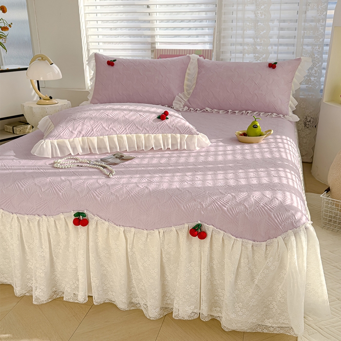91家纺网 家纺一手货源 找家纺 羚羊语家纺 羚羊语 2025新款韩系手作PE中分子凉泡泡冰丝凉席蕾丝花边樱桃乙纶冰豆豆席床裙款夏季凉感软席三件套 凉泡泡-樱桃紫（配洗护袋）