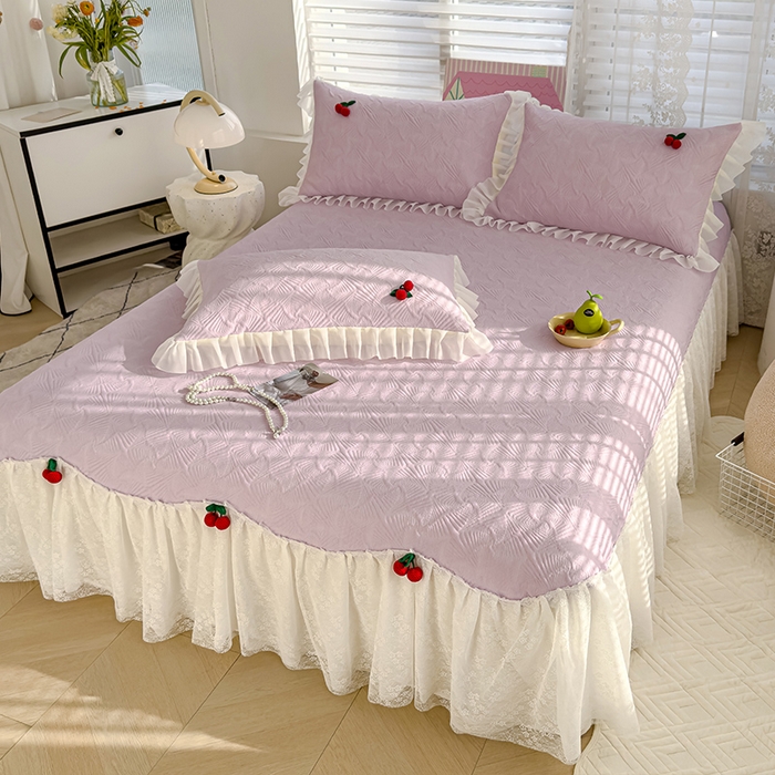 91家纺网 家纺一手货源 找家纺 羚羊语家纺 羚羊语 2025新款韩系手作PE中分子凉泡泡冰丝凉席蕾丝花边樱桃乙纶冰豆豆席床裙款夏季凉感软席三件套 凉泡泡-樱桃紫（配洗护袋）