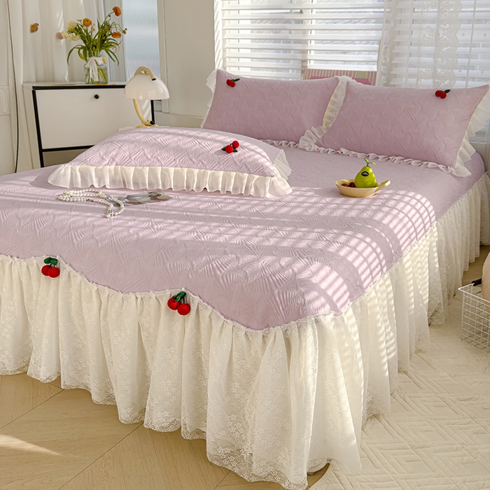 91家纺网 家纺一手货源 找家纺 羚羊语家纺 羚羊语 2025新款韩系手作PE中分子凉泡泡冰丝凉席蕾丝花边樱桃乙纶冰豆豆席床裙款夏季凉感软席三件套 凉泡泡-樱桃紫（配洗护袋）