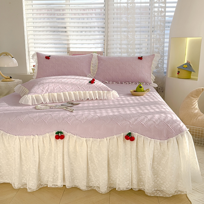 91家纺网 家纺一手货源 找家纺 羚羊语家纺 羚羊语 2025新款韩系手作PE中分子凉泡泡冰丝凉席蕾丝花边樱桃乙纶冰豆豆席床裙款夏季凉感软席三件套 凉泡泡-樱桃紫（配洗护袋）