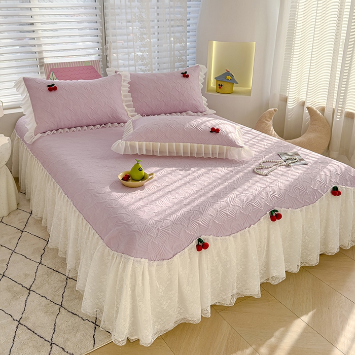 91家纺网 家纺一手货源 找家纺 羚羊语家纺 羚羊语 2025新款韩系手作PE中分子凉泡泡冰丝凉席蕾丝花边樱桃乙纶冰豆豆席床裙款夏季凉感软席三件套 凉泡泡-樱桃紫（配洗护袋）