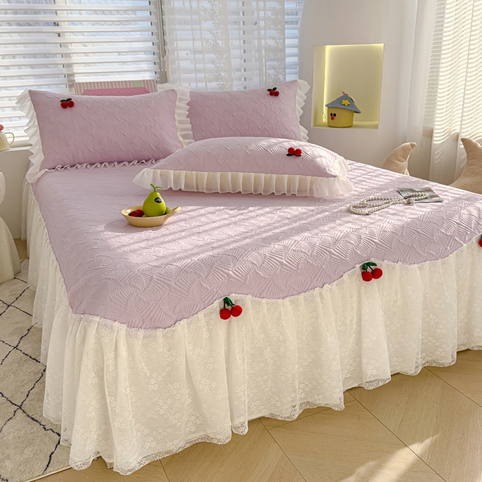91家纺网 家纺一手货源 找家纺 羚羊语家纺 羚羊语 2025新款韩系手作PE中分子凉泡泡冰丝凉席蕾丝花边樱桃乙纶冰豆豆席床裙款夏季凉感软席三件套 凉泡泡-樱桃紫（配洗护袋）