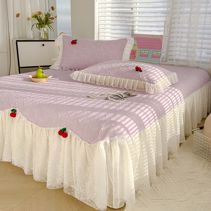 91家纺网 家纺一手货源 找家纺 羚羊语家纺 羚羊语 2025新款韩系手作PE中分子凉泡泡冰丝凉席蕾丝花边樱桃乙纶冰豆豆席床裙款夏季凉感软席三件套 凉泡泡-樱桃紫（配洗护袋）