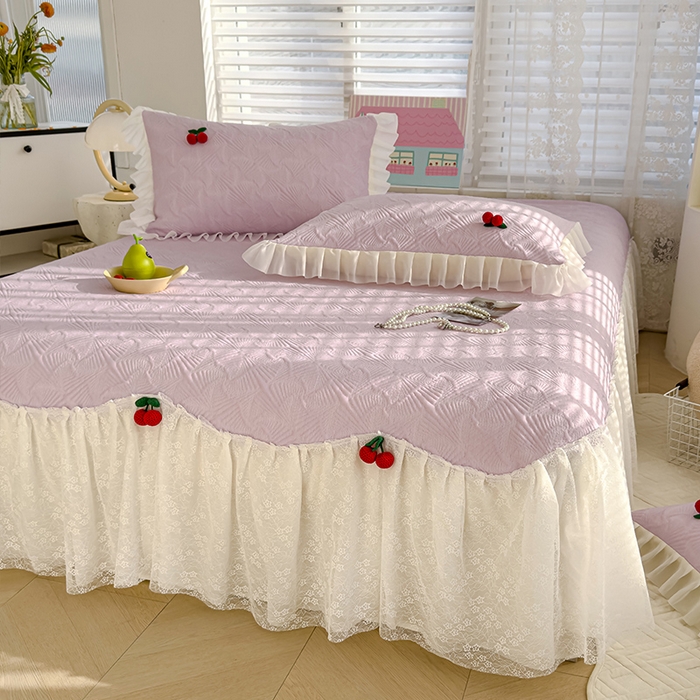 91家纺网 家纺一手货源 找家纺 羚羊语家纺 羚羊语 2025新款韩系手作PE中分子凉泡泡冰丝凉席蕾丝花边樱桃乙纶冰豆豆席床裙款夏季凉感软席三件套 凉泡泡-樱桃紫（配洗护袋）