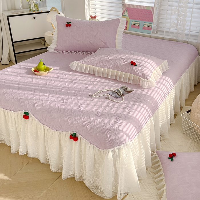 91家纺网 家纺一手货源 找家纺 羚羊语家纺 羚羊语 2025新款韩系手作PE中分子凉泡泡冰丝凉席蕾丝花边樱桃乙纶冰豆豆席床裙款夏季凉感软席三件套 凉泡泡-樱桃紫（配洗护袋）