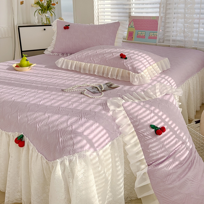 91家纺网 家纺一手货源 找家纺 羚羊语家纺 羚羊语 2025新款韩系手作PE中分子凉泡泡冰丝凉席蕾丝花边樱桃乙纶冰豆豆席床裙款夏季凉感软席三件套 凉泡泡-樱桃紫（配洗护袋）