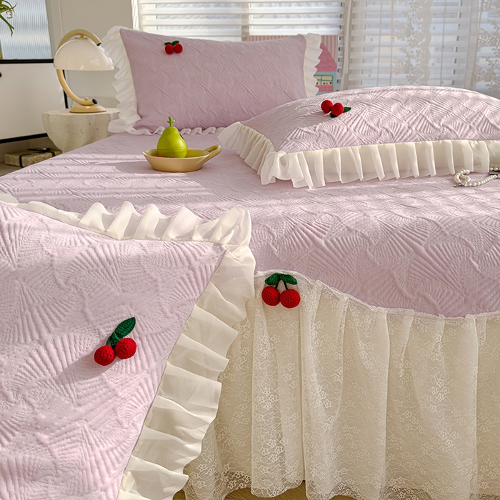 91家纺网 家纺一手货源 找家纺 羚羊语家纺 羚羊语 2025新款韩系手作PE中分子凉泡泡冰丝凉席蕾丝花边樱桃乙纶冰豆豆席床裙款夏季凉感软席三件套 凉泡泡-樱桃紫（配洗护袋）