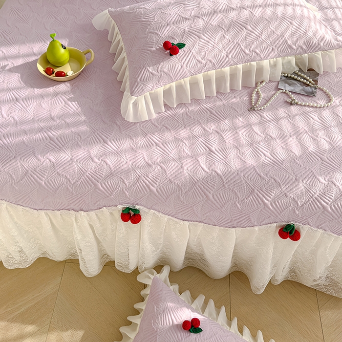 91家纺网 家纺一手货源 找家纺 羚羊语家纺 羚羊语 2025新款韩系手作PE中分子凉泡泡冰丝凉席蕾丝花边樱桃乙纶冰豆豆席床裙款夏季凉感软席三件套 凉泡泡-樱桃紫（配洗护袋）