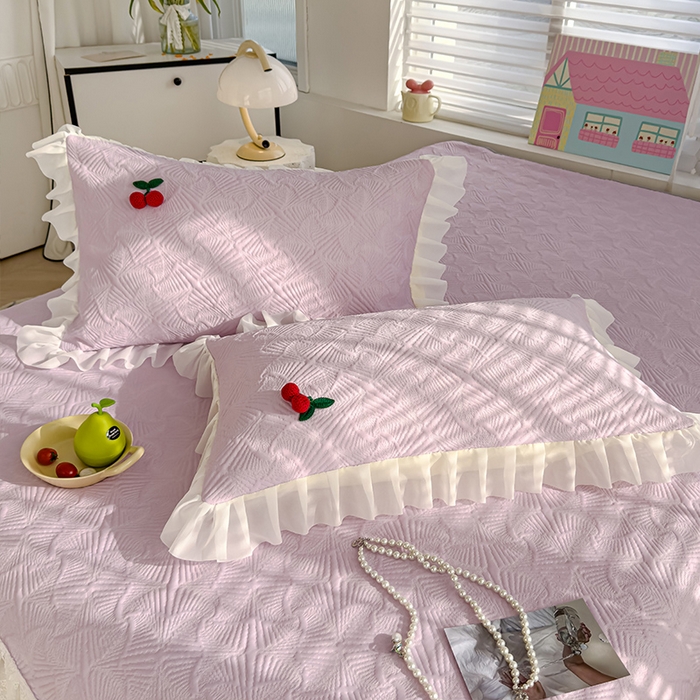 91家纺网 家纺一手货源 找家纺 羚羊语家纺 羚羊语 2025新款韩系手作PE中分子凉泡泡冰丝凉席蕾丝花边樱桃乙纶冰豆豆席床裙款夏季凉感软席三件套 凉泡泡-樱桃紫（配洗护袋）