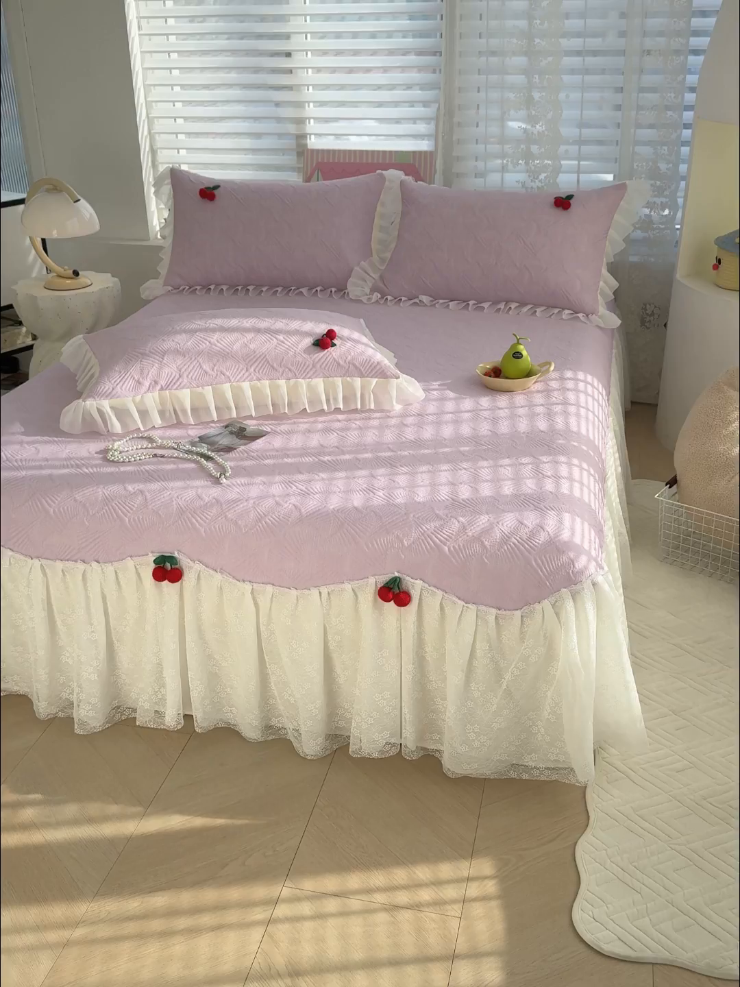 91家纺网 家纺一手货源 找家纺 羚羊语家纺 羚羊语 2025新款韩系手作PE中分子凉泡泡冰丝凉席蕾丝花边樱桃乙纶冰豆豆席床裙款夏季凉感软席三件套 凉泡泡-樱桃紫（配洗护袋）