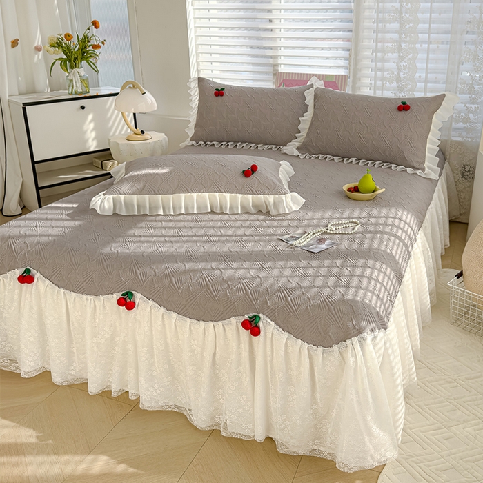 91家纺网 家纺一手货源 找家纺 羚羊语家纺 羚羊语 2025新款韩系手作PE中分子凉泡泡冰丝凉席蕾丝花边樱桃乙纶冰豆豆席床裙款夏季凉感软席三件套 凉泡泡-樱桃灰（配洗护袋）