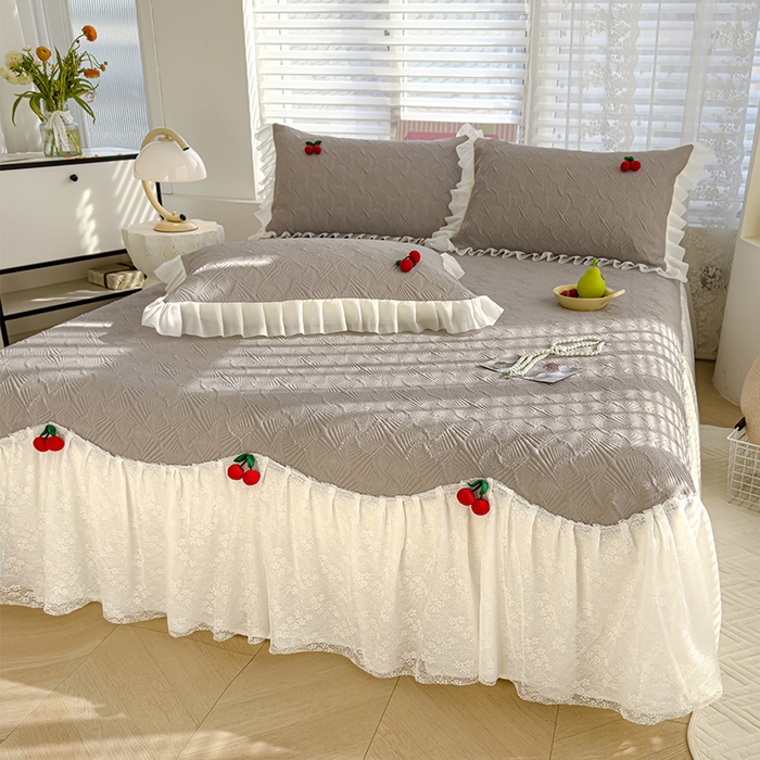 91家纺网 家纺一手货源 找家纺 羚羊语家纺 羚羊语 2025新款韩系手作PE中分子凉泡泡冰丝凉席蕾丝花边樱桃乙纶冰豆豆席床裙款夏季凉感软席三件套 凉泡泡-樱桃灰（配洗护袋）
