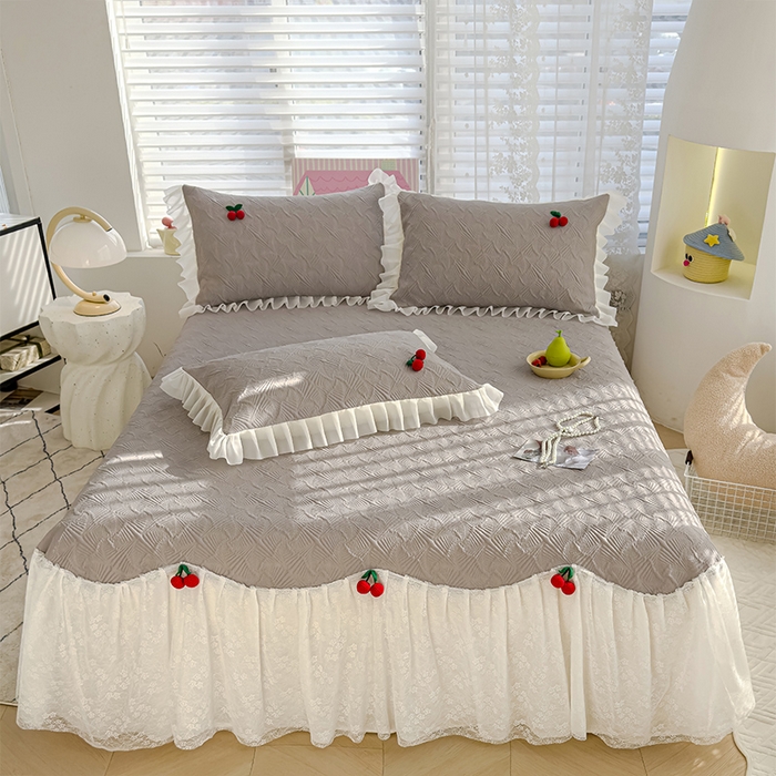 91家纺网 家纺一手货源 找家纺 羚羊语家纺 羚羊语 2025新款韩系手作PE中分子凉泡泡冰丝凉席蕾丝花边樱桃乙纶冰豆豆席床裙款夏季凉感软席三件套 凉泡泡-樱桃灰（配洗护袋）