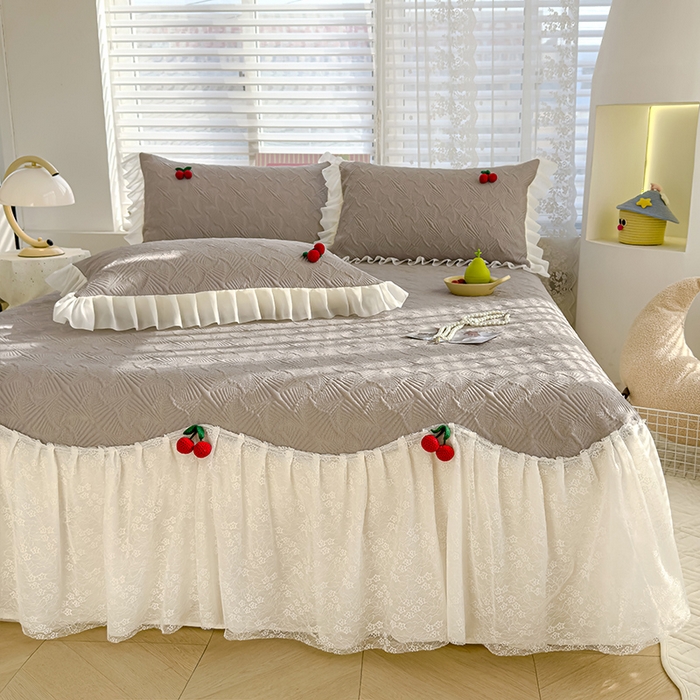 91家纺网 家纺一手货源 找家纺 羚羊语家纺 羚羊语 2025新款韩系手作PE中分子凉泡泡冰丝凉席蕾丝花边樱桃乙纶冰豆豆席床裙款夏季凉感软席三件套 凉泡泡-樱桃灰（配洗护袋）