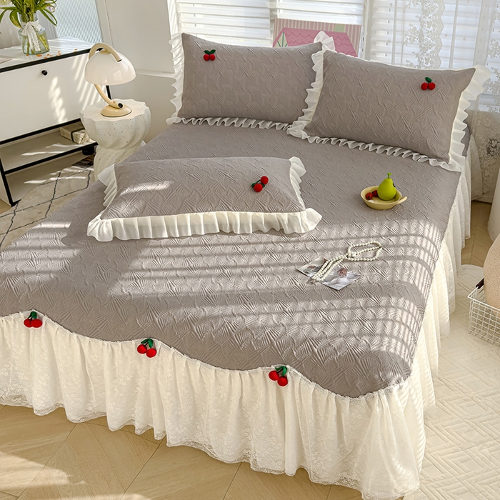 91家纺网 家纺一手货源 找家纺 羚羊语家纺 羚羊语 2025新款韩系手作PE中分子凉泡泡冰丝凉席蕾丝花边樱桃乙纶冰豆豆席床裙款夏季凉感软席三件套 凉泡泡-樱桃灰（配洗护袋）