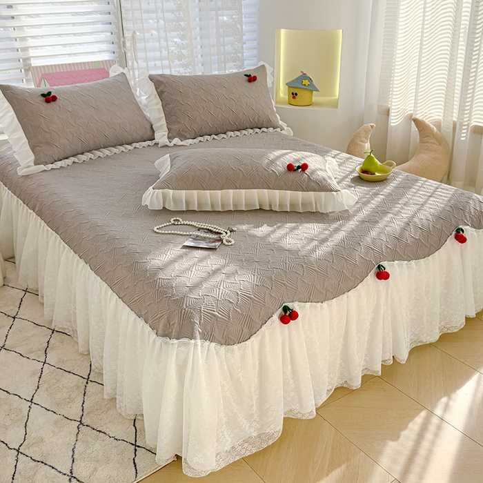 91家纺网 家纺一手货源 找家纺 羚羊语家纺 羚羊语 2025新款韩系手作PE中分子凉泡泡冰丝凉席蕾丝花边樱桃乙纶冰豆豆席床裙款夏季凉感软席三件套 凉泡泡-樱桃灰（配洗护袋）