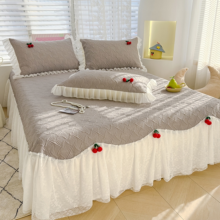 91家纺网 家纺一手货源 找家纺 羚羊语家纺 羚羊语 2025新款韩系手作PE中分子凉泡泡冰丝凉席蕾丝花边樱桃乙纶冰豆豆席床裙款夏季凉感软席三件套 凉泡泡-樱桃灰（配洗护袋）