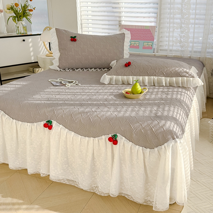91家纺网 家纺一手货源 找家纺 羚羊语家纺 羚羊语 2025新款韩系手作PE中分子凉泡泡冰丝凉席蕾丝花边樱桃乙纶冰豆豆席床裙款夏季凉感软席三件套 凉泡泡-樱桃灰（配洗护袋）