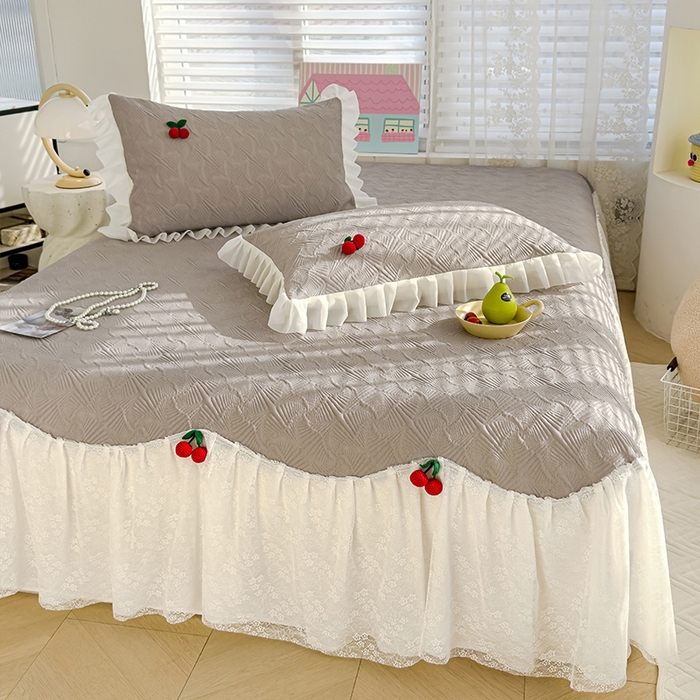 91家纺网 家纺一手货源 找家纺 羚羊语家纺 羚羊语 2025新款韩系手作PE中分子凉泡泡冰丝凉席蕾丝花边樱桃乙纶冰豆豆席床裙款夏季凉感软席三件套 凉泡泡-樱桃灰（配洗护袋）