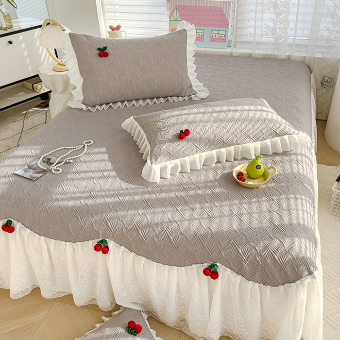 91家纺网 家纺一手货源 找家纺 羚羊语家纺 羚羊语 2025新款韩系手作PE中分子凉泡泡冰丝凉席蕾丝花边樱桃乙纶冰豆豆席床裙款夏季凉感软席三件套 凉泡泡-樱桃灰（配洗护袋）