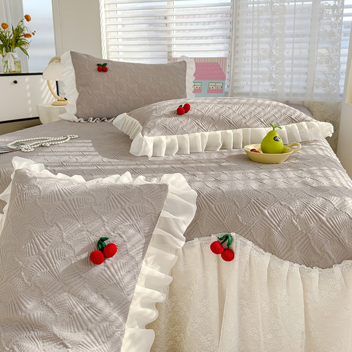 91家纺网 家纺一手货源 找家纺 羚羊语家纺 羚羊语 2025新款韩系手作PE中分子凉泡泡冰丝凉席蕾丝花边樱桃乙纶冰豆豆席床裙款夏季凉感软席三件套 凉泡泡-樱桃灰（配洗护袋）