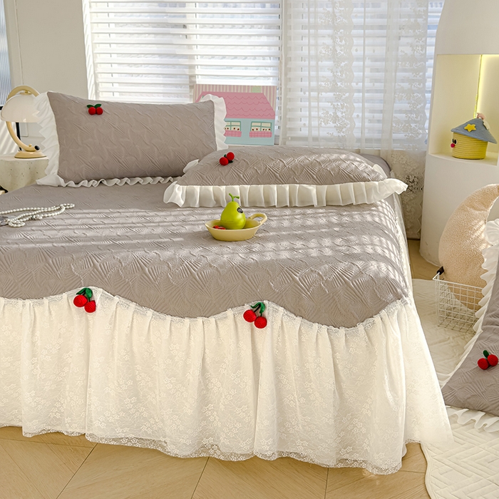 91家纺网 家纺一手货源 找家纺 羚羊语家纺 羚羊语 2025新款韩系手作PE中分子凉泡泡冰丝凉席蕾丝花边樱桃乙纶冰豆豆席床裙款夏季凉感软席三件套 凉泡泡-樱桃灰（配洗护袋）