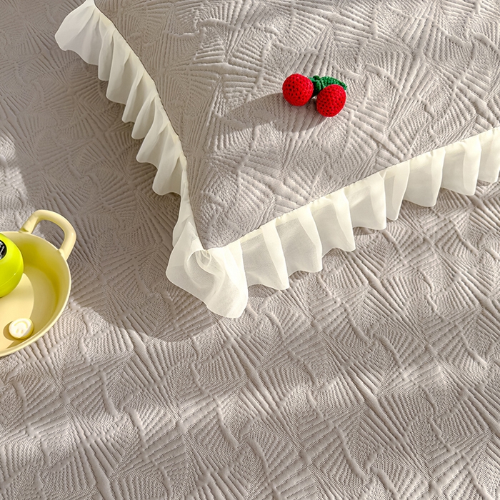 91家纺网 家纺一手货源 找家纺 羚羊语家纺 羚羊语 2025新款韩系手作PE中分子凉泡泡冰丝凉席蕾丝花边樱桃乙纶冰豆豆席床裙款夏季凉感软席三件套 凉泡泡-樱桃灰（配洗护袋）