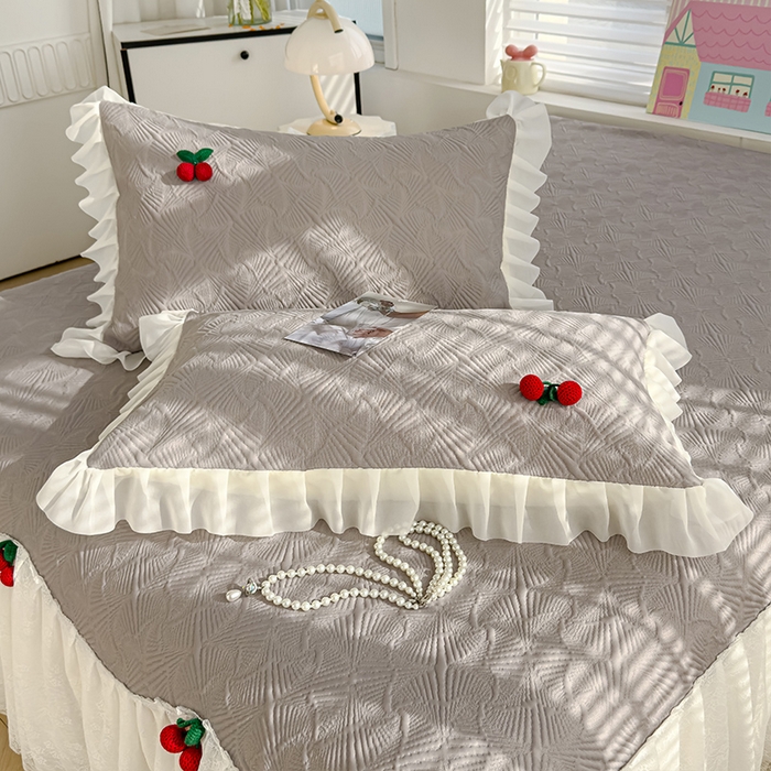 91家纺网 家纺一手货源 找家纺 羚羊语家纺 羚羊语 2025新款韩系手作PE中分子凉泡泡冰丝凉席蕾丝花边樱桃乙纶冰豆豆席床裙款夏季凉感软席三件套 凉泡泡-樱桃灰（配洗护袋）