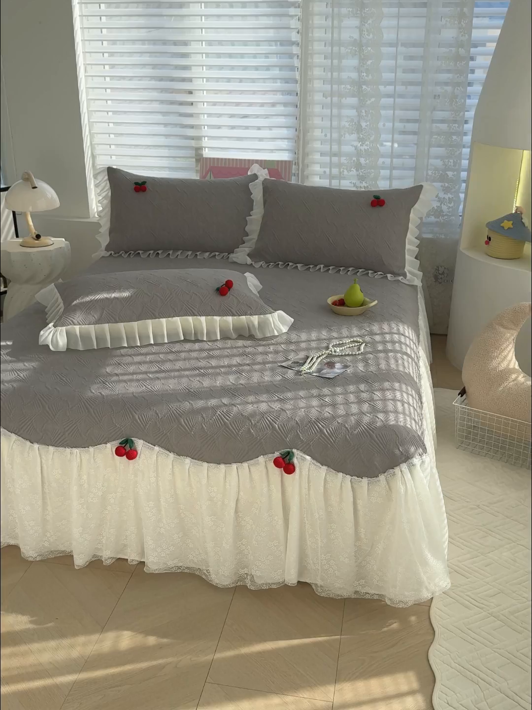 91家纺网 家纺一手货源 找家纺 羚羊语家纺 羚羊语 2025新款韩系手作PE中分子凉泡泡冰丝凉席蕾丝花边樱桃乙纶冰豆豆席床裙款夏季凉感软席三件套 凉泡泡-樱桃灰（配洗护袋）