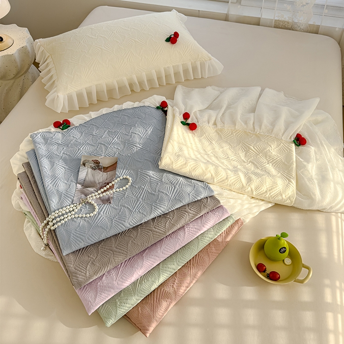 91家纺网 家纺一手货源 找家纺 羚羊语家纺 羚羊语 2025新款韩系手作PE中分子凉泡泡冰丝凉席蕾丝花边樱桃乙纶冰豆豆席床裙款夏季凉感软席三件套 组合图（配洗护袋）